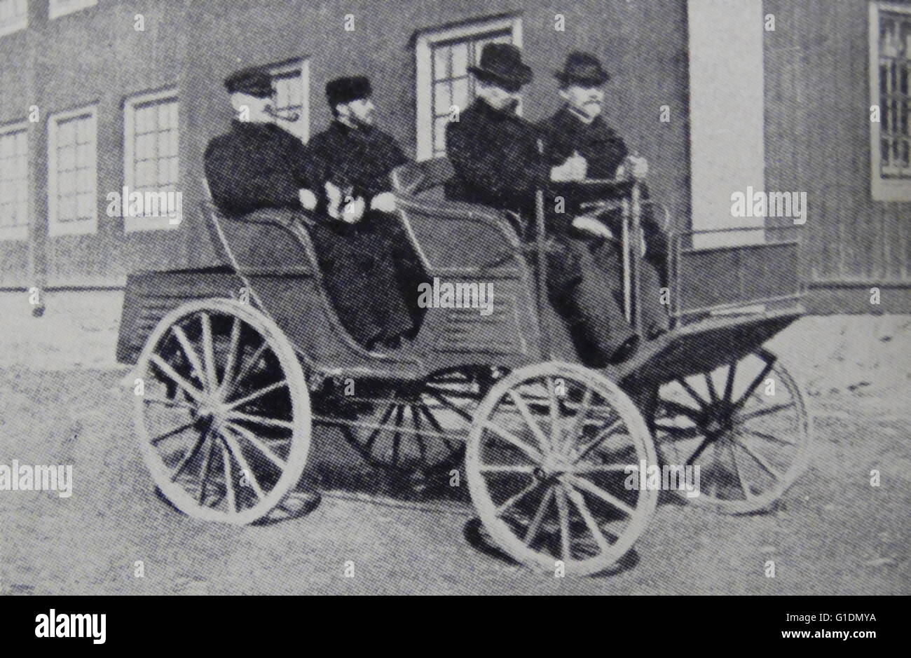Impression photographique de Gottlieb Daimler (1834-1900) ingénieur, designer industriel et industriel né à Schorndorf, dans le premier moteur à essence à haute vitesse et la première automobile à quatre roues motrices. En date du 19e siècle Banque D'Images