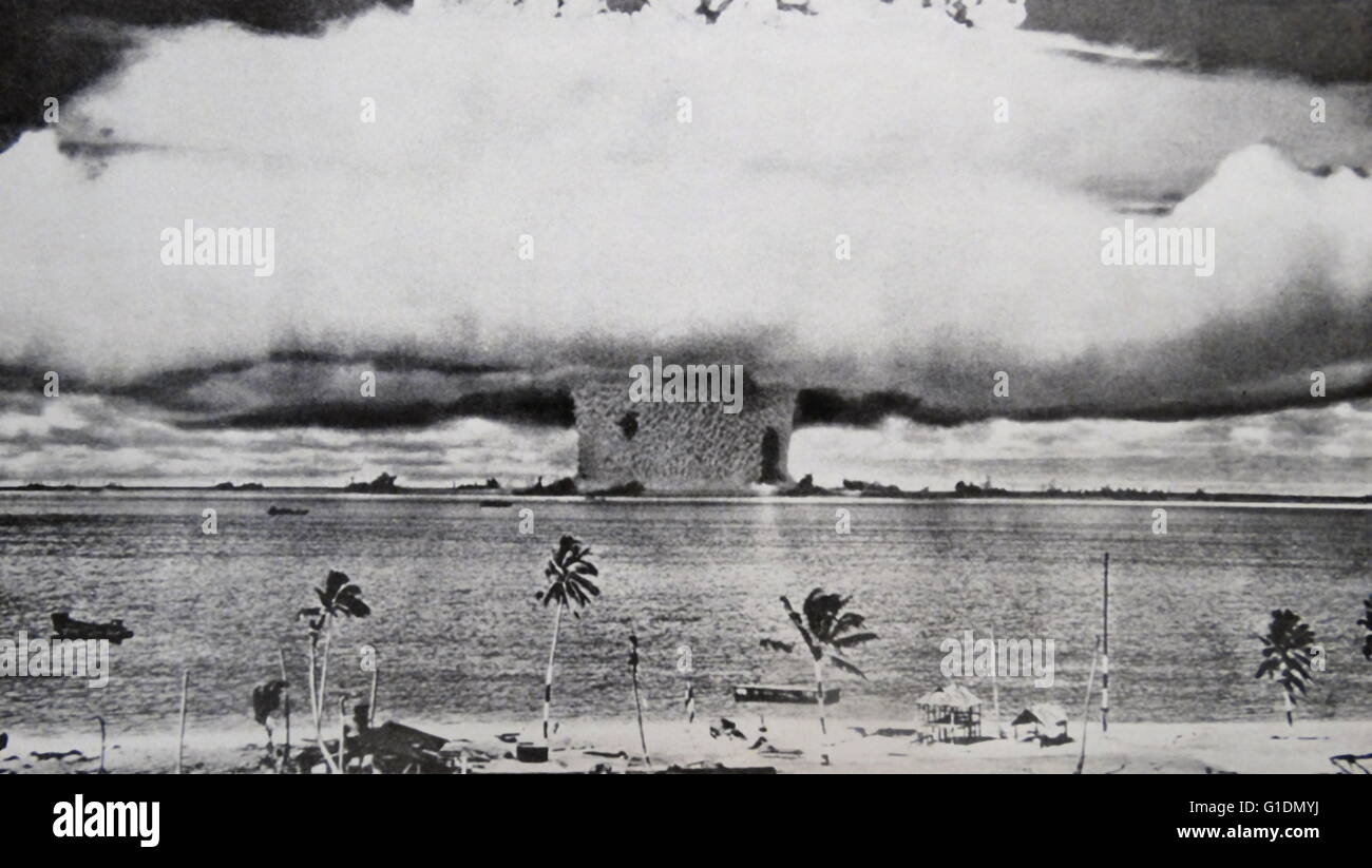 Tirage photographique d'une bombe atomique dans l'atoll de Bikini en Micronésie, le premier essai de sous-marins. Datée 1946 Banque D'Images