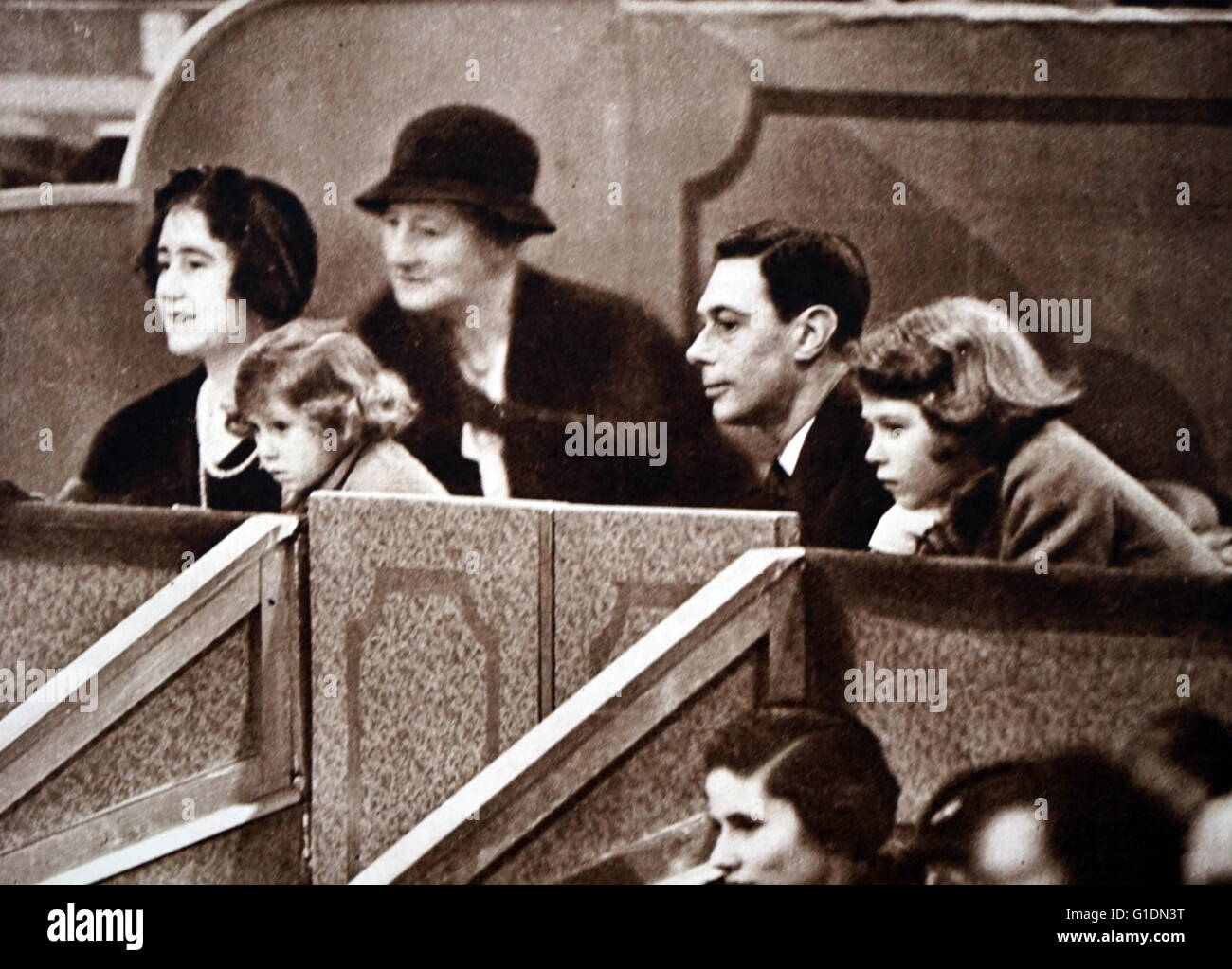 Photo de Prince Albert Frederick Arthur George (1895-1952), Lady Elizabeth (1900-2002), la princesse Elizabeth (1926-), la princesse Margaret (1930-2002) et de la Reine Mary de Teck (1867-1953). En date du 20e siècle Banque D'Images