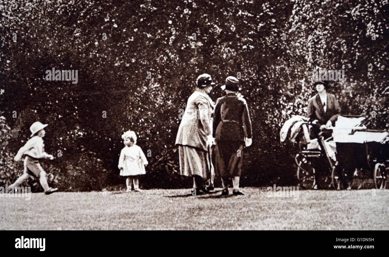 Photographie de Lady Elizabeth (1900-2002) avec la Reine Mary de Teck (1867-1953) et la princesse Elizabeth (1926-). En date du 20e siècle Banque D'Images