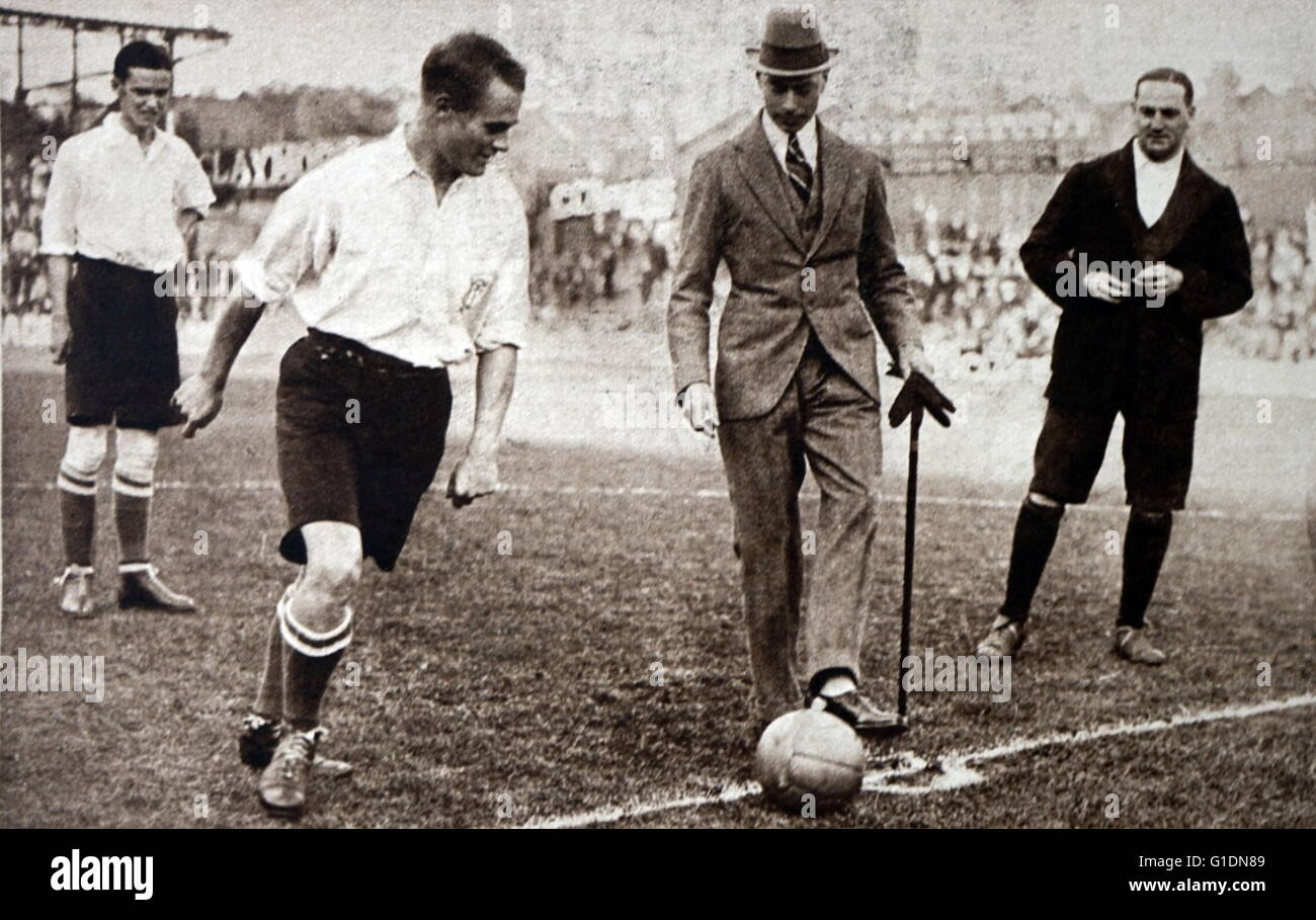Photo de Prince Albert Frederick Arthur George (1895-1952) le coup d'un match de football. En date du 20e siècle Banque D'Images