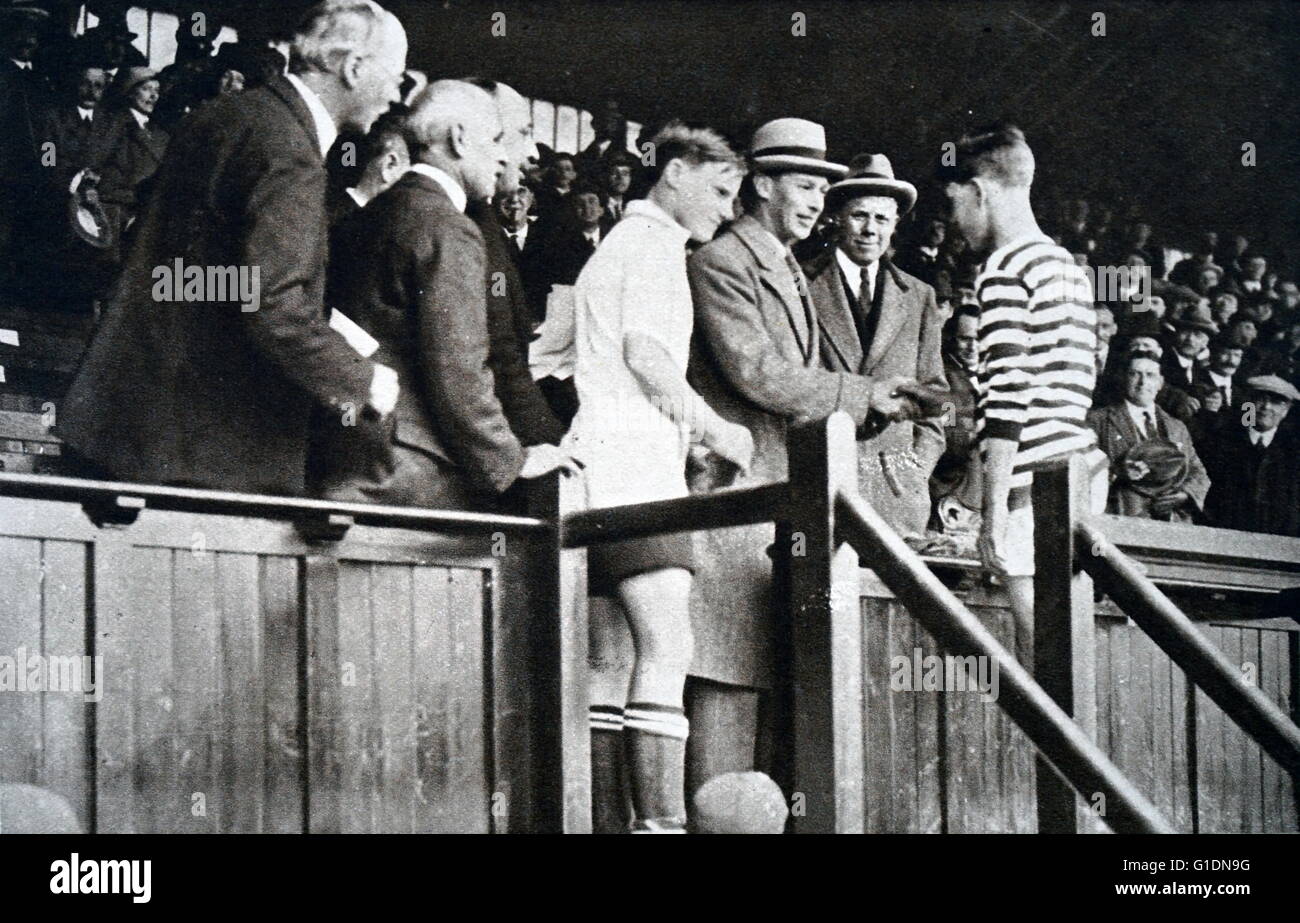 Photo de Prince Albert Frederick Arthur George (1895-1952) la visite d'un match de football à Stamford Bridge. En date du 20e siècle Banque D'Images