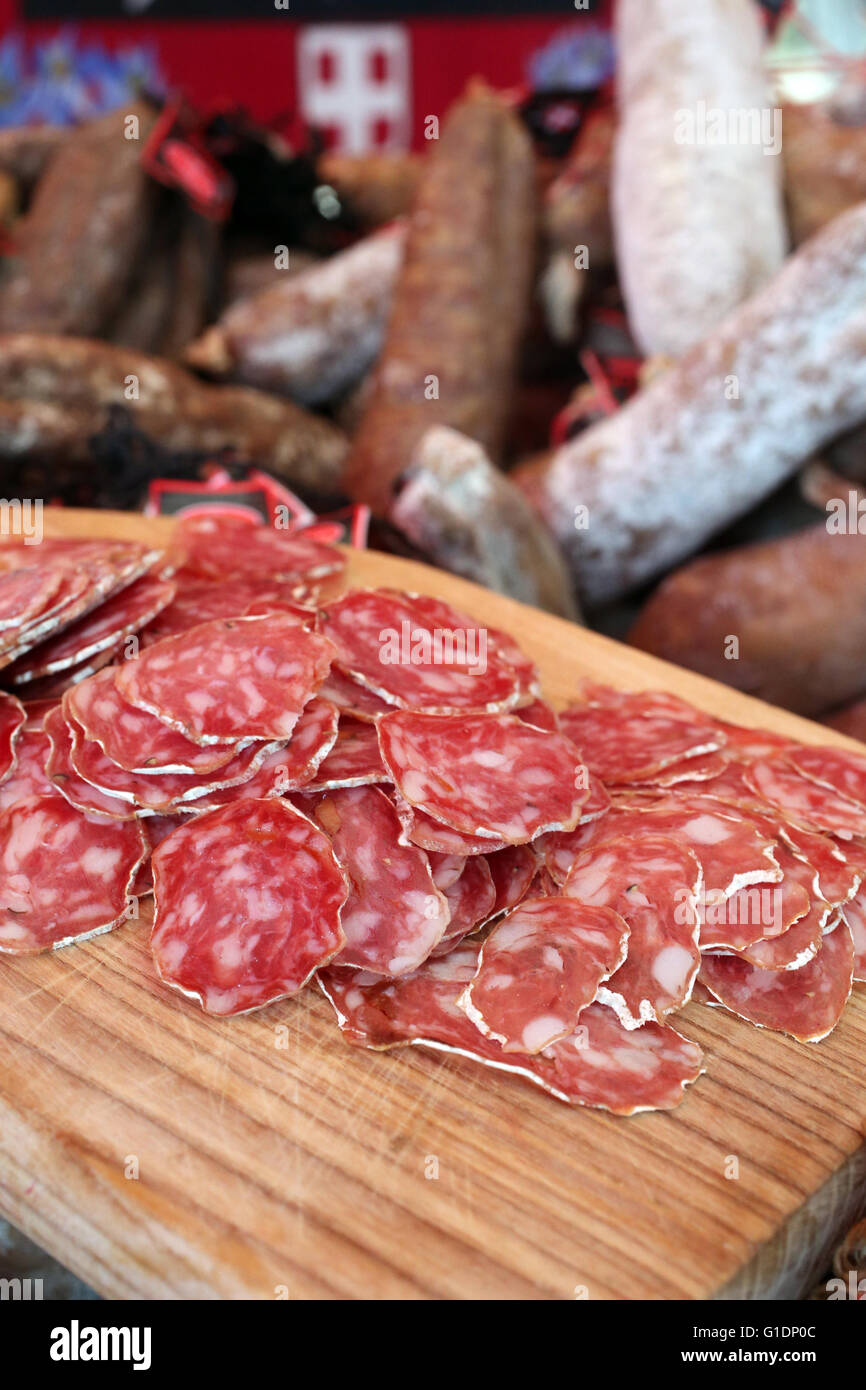 Les saucisses en vente au marché de plein air. Saint-Gervais-les-Bains. La France. Banque D'Images