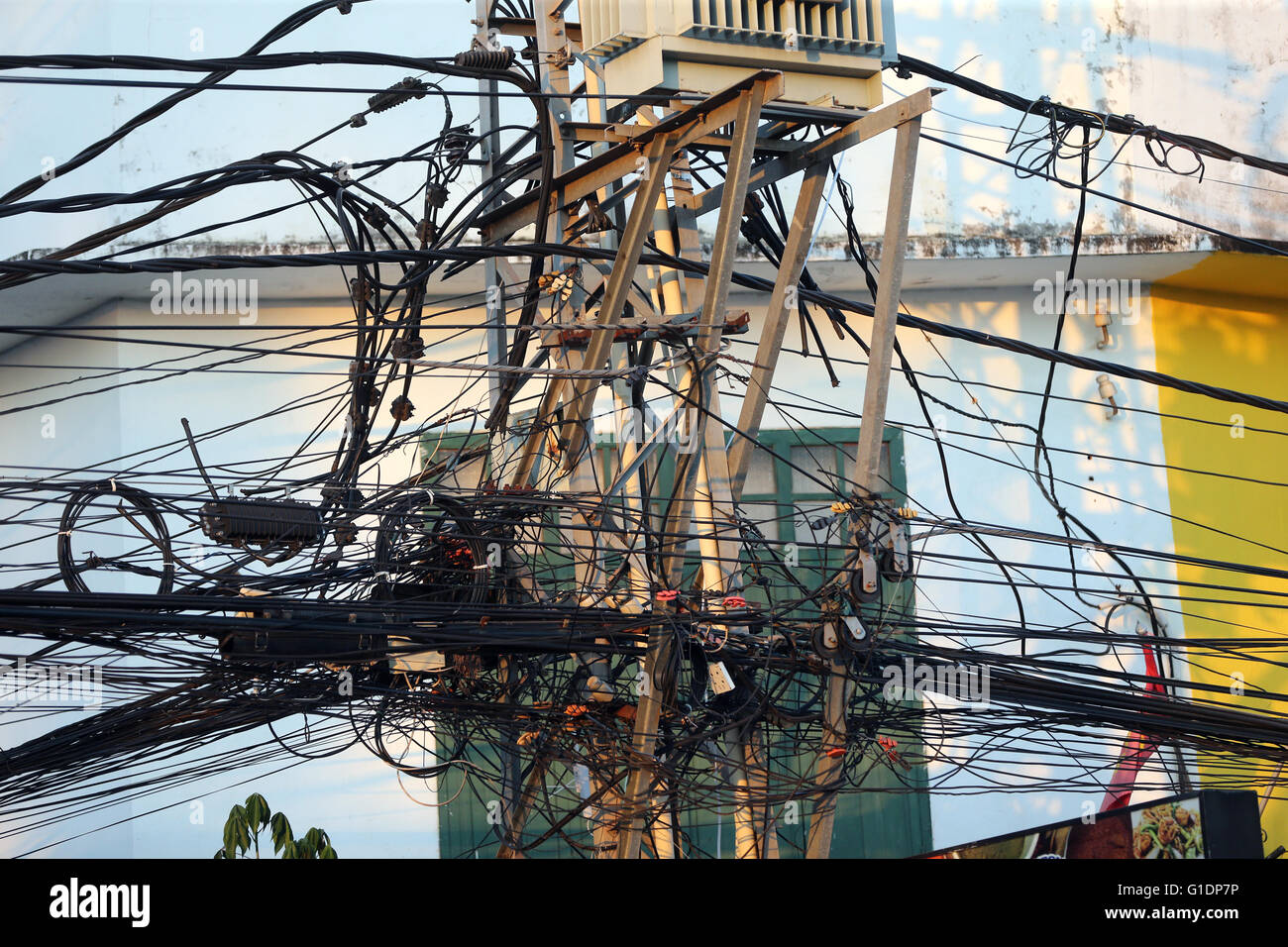 Enchevêtrement de fils électriques sur la colonne d'alimentation. Vientiane. Le Laos. Banque D'Images