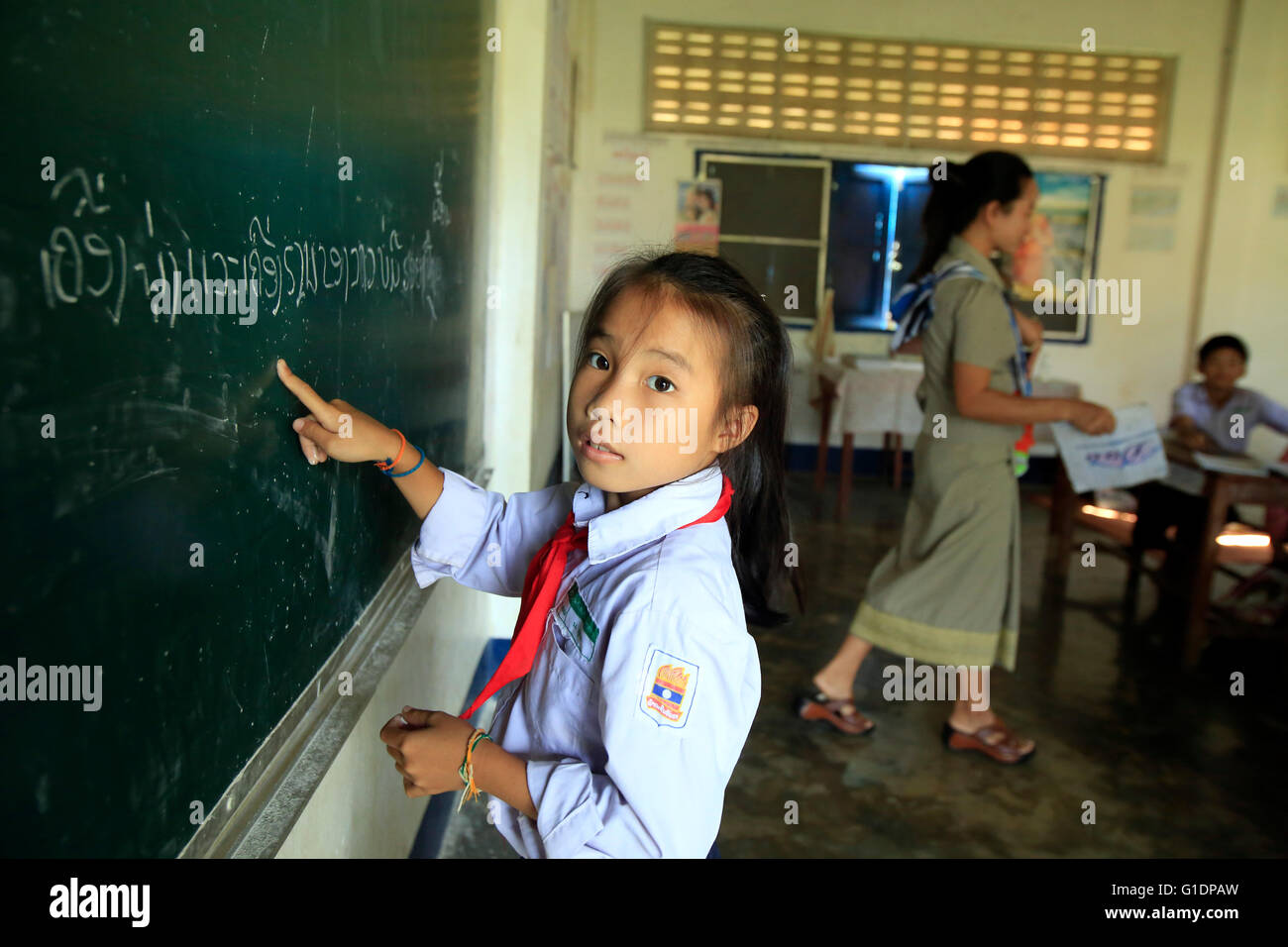 L'école primaire. Salle de classe. Travail d'écolière sur blackbroad. Vang Vieng. Le Laos. Banque D'Images