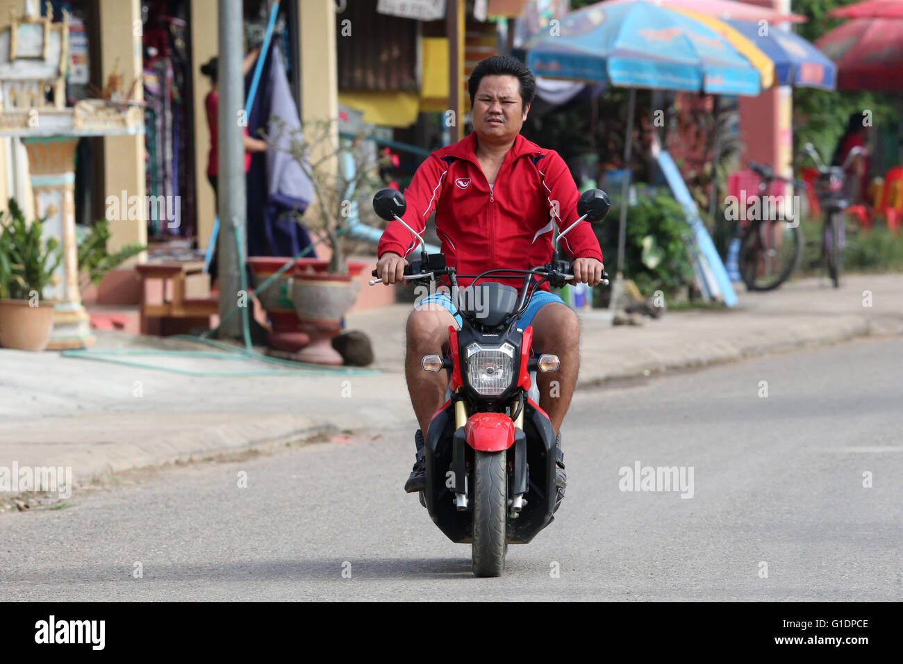 Vang Vieng. Man riding une moto. Vang Vieng. Le Laos. Banque D'Images