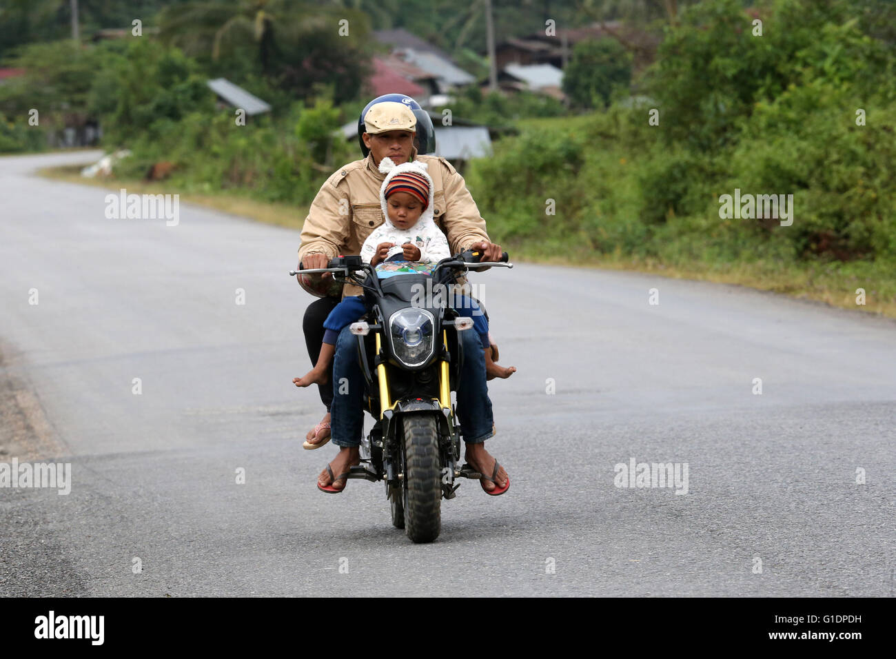 La province de Vientiane. Moto sur la route. Vang Vieng. Le Laos Photo  Stock - Alamy