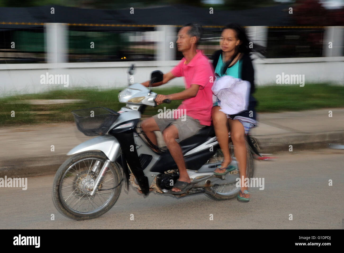 La province de Vientiane. Moto sur la route. Vang Vieng. Le Laos. Banque D'Images