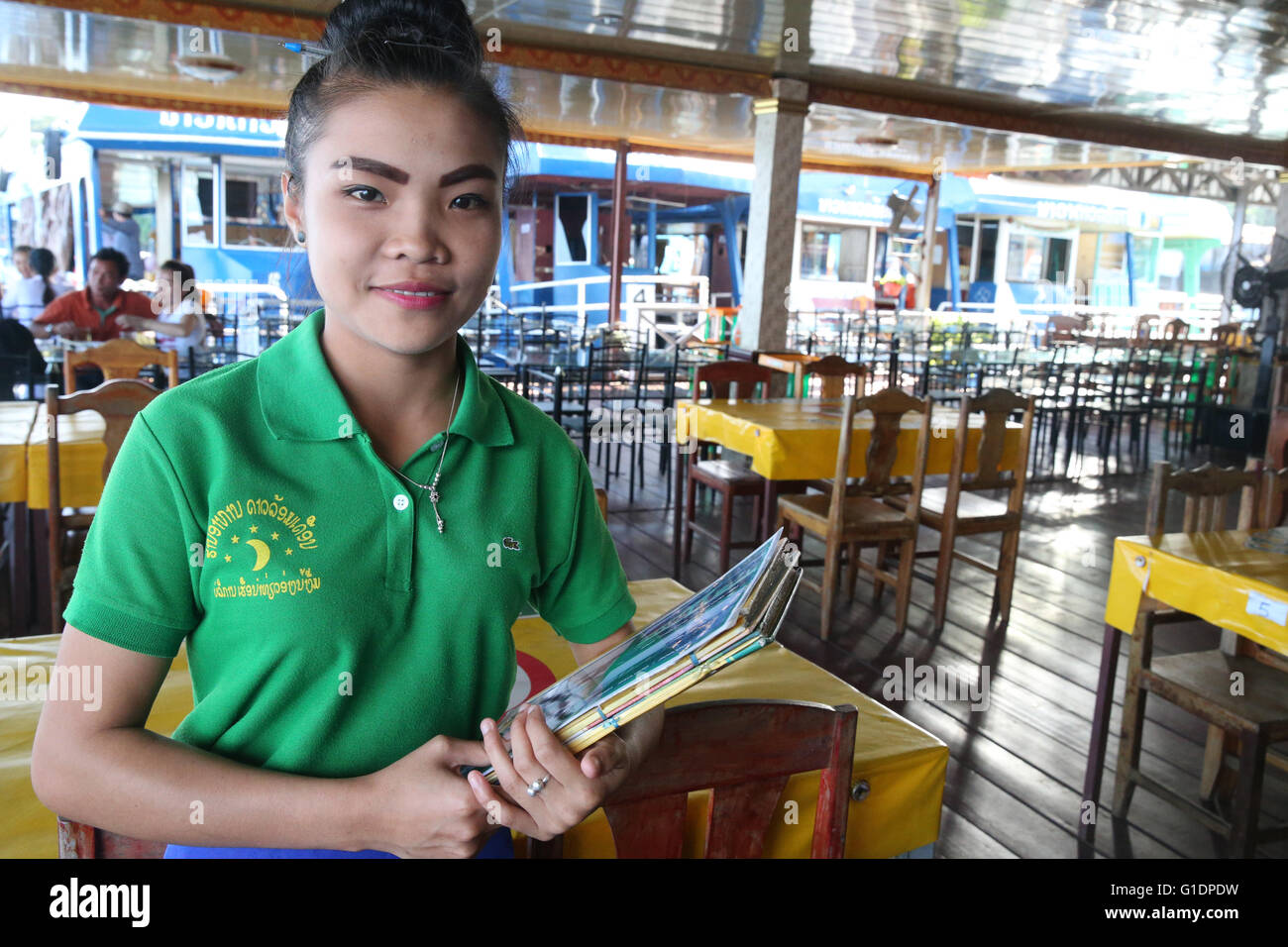 Serveuse dans un restaurant flottant. Le Laos. Banque D'Images