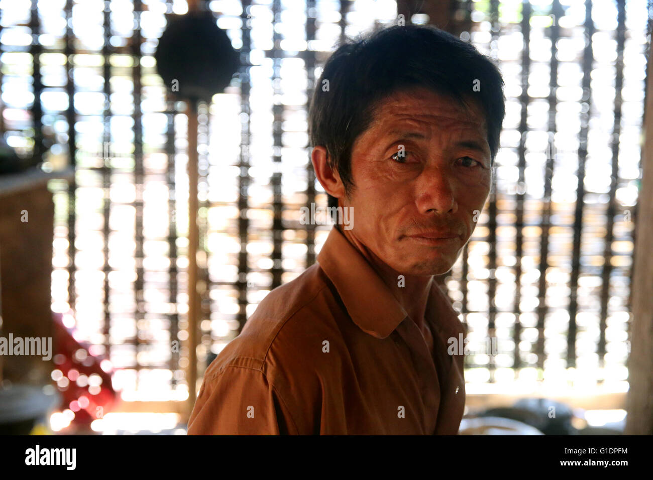 Lao village traditionnel. Agriculteur dans la maison de bambou. Banque D'Images