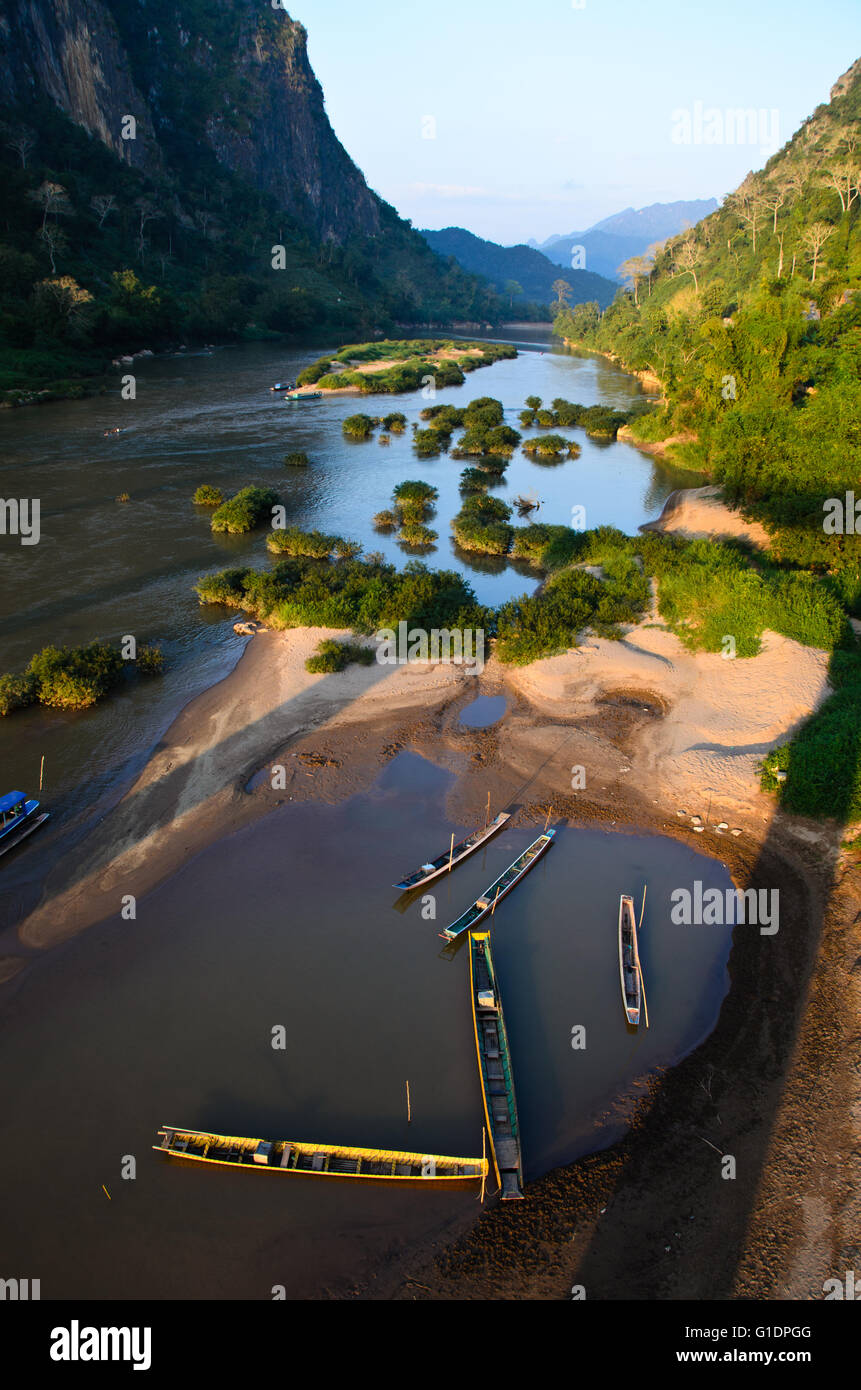 Bateaux en rivière Nam Ou, dans le nord de Loas Banque D'Images