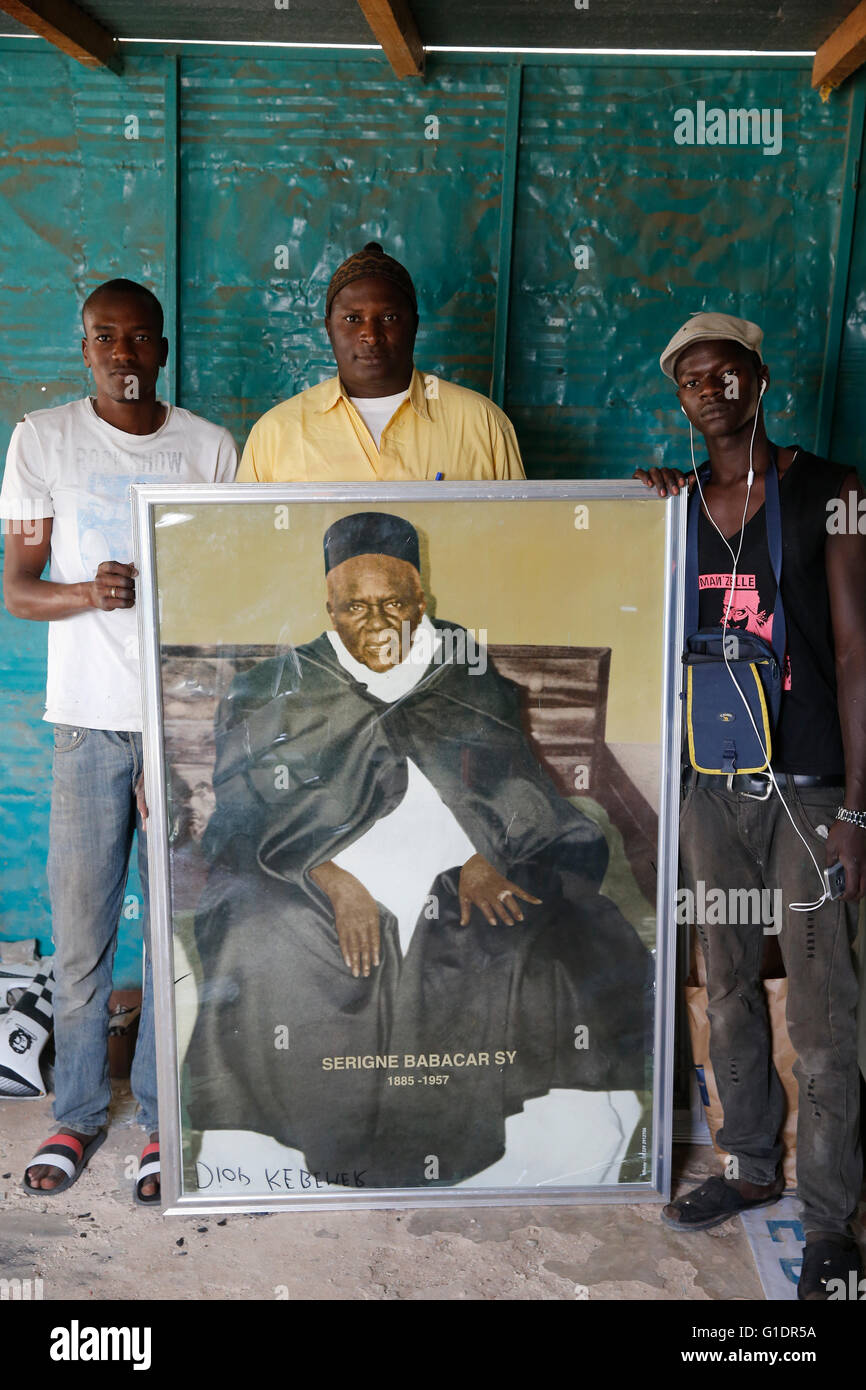 Les musulmans sénégalais montrant un portrait de leur chef spirituel. Kebemer. Le Sénégal. Banque D'Images