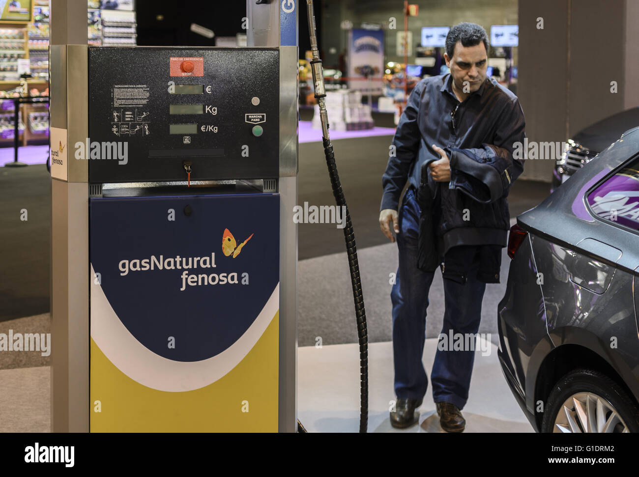 Madrid, Espagne, 10 mai 2016. L'huile d'un fournisseur en vue de l'inauguration de l'exposition d'automobiles. Banque D'Images