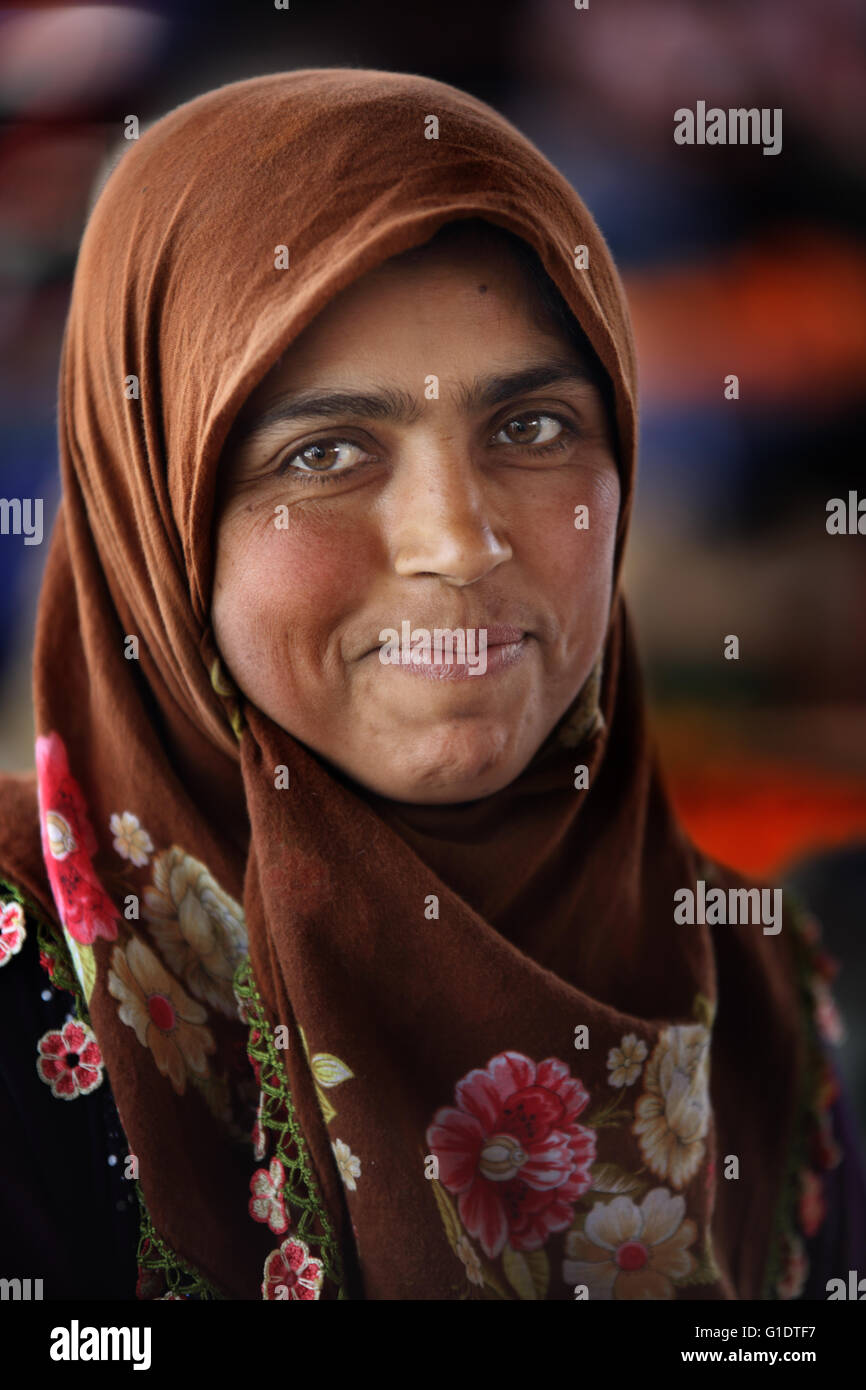 Femme ethnique dans un marché de village dans la région d'Aydin, Turquie. Banque D'Images