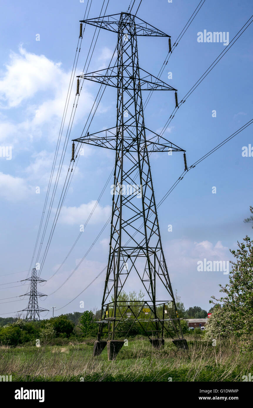 Pylônes électriques à travers le paysage mars transportant les câbles d'électricité. Banque D'Images