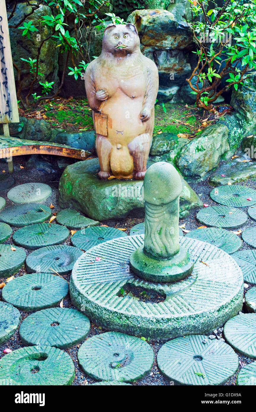 Le phallus de pierre et de tanuki (chien viverrin) affichage à l'Taga-Jinja (culte) à Uwajima, Shikoku, Japon Banque D'Images