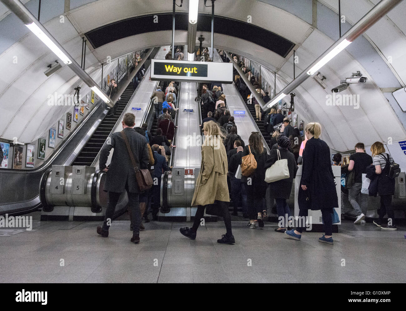 Les banlieusards bataille avec congestion à Holborn Station au cours de l'heure de pointe du matin Banque D'Images