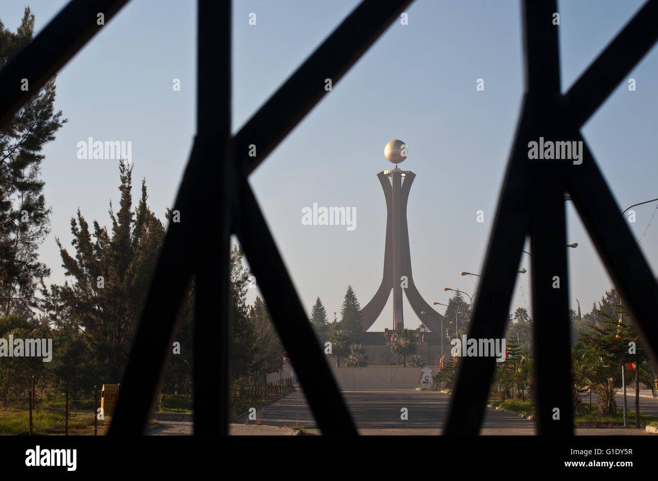 Monument commémoratif des Martyrs vu derrière grids ( Mekele, Ethiopie) Banque D'Images