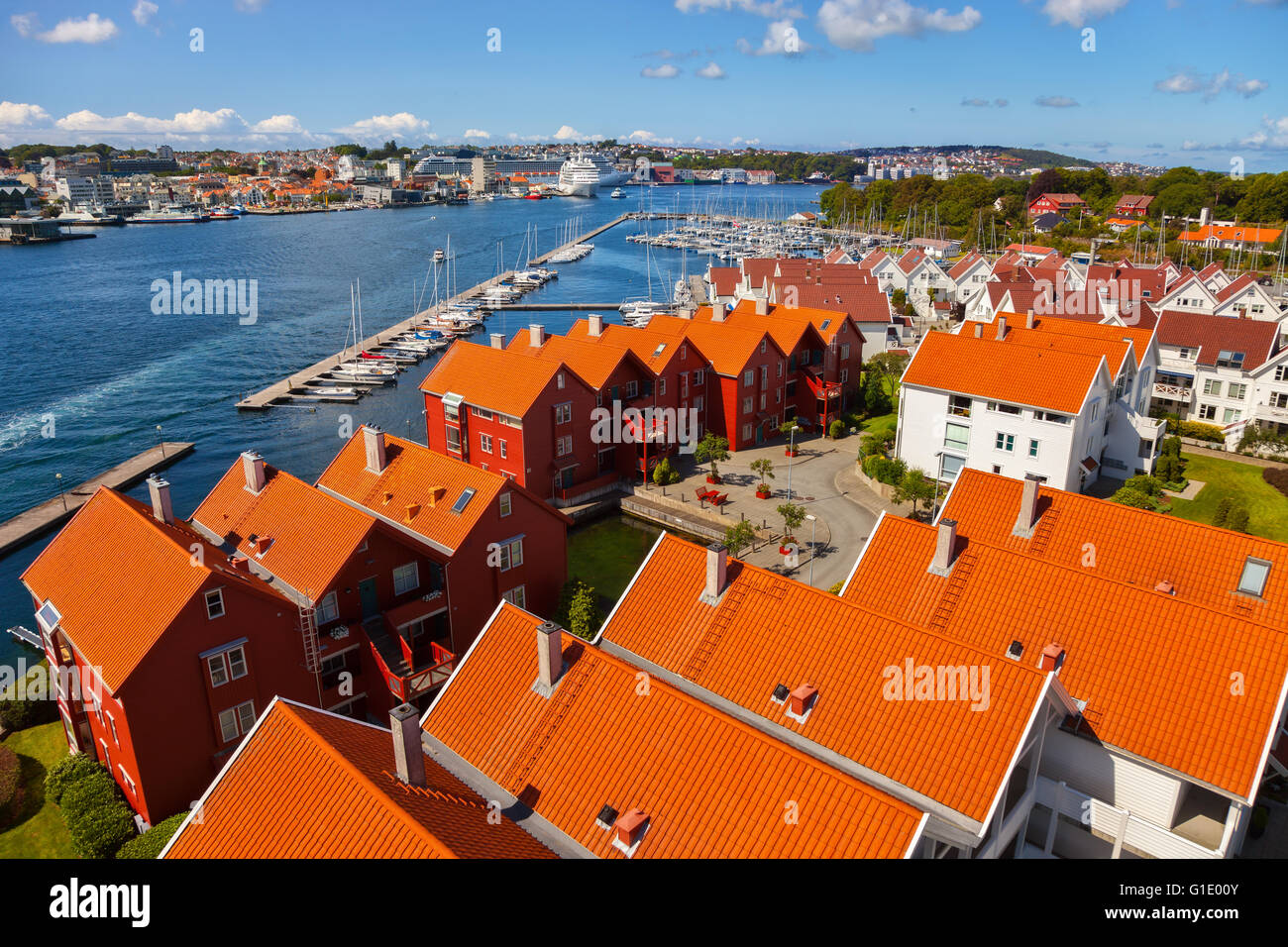 Rues de la région de Stavanger, Norvège sous le bleu ciel nuageux. Banque D'Images