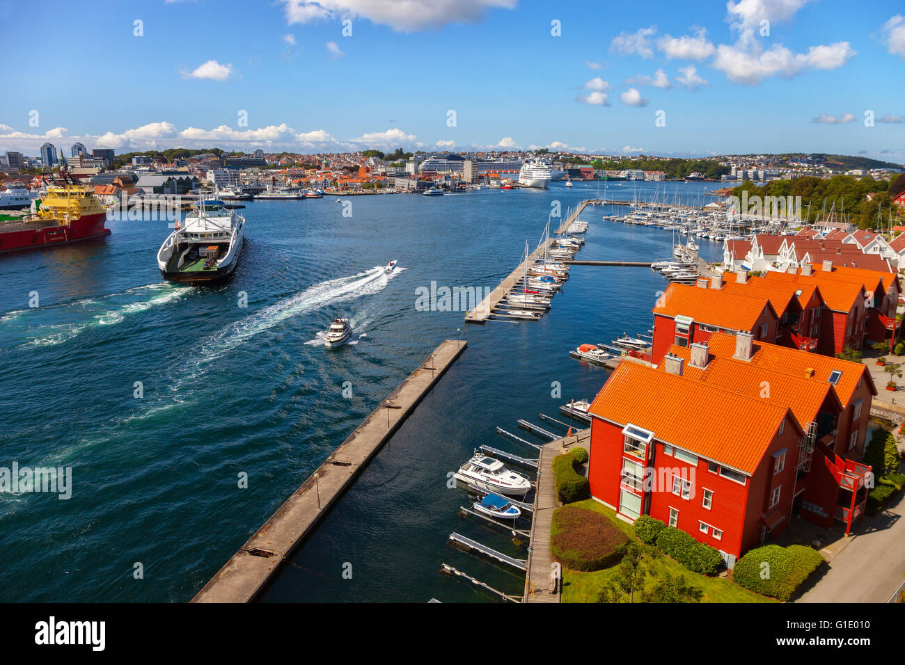 Rues de la région de Stavanger, Norvège sous le bleu ciel nuageux. Banque D'Images