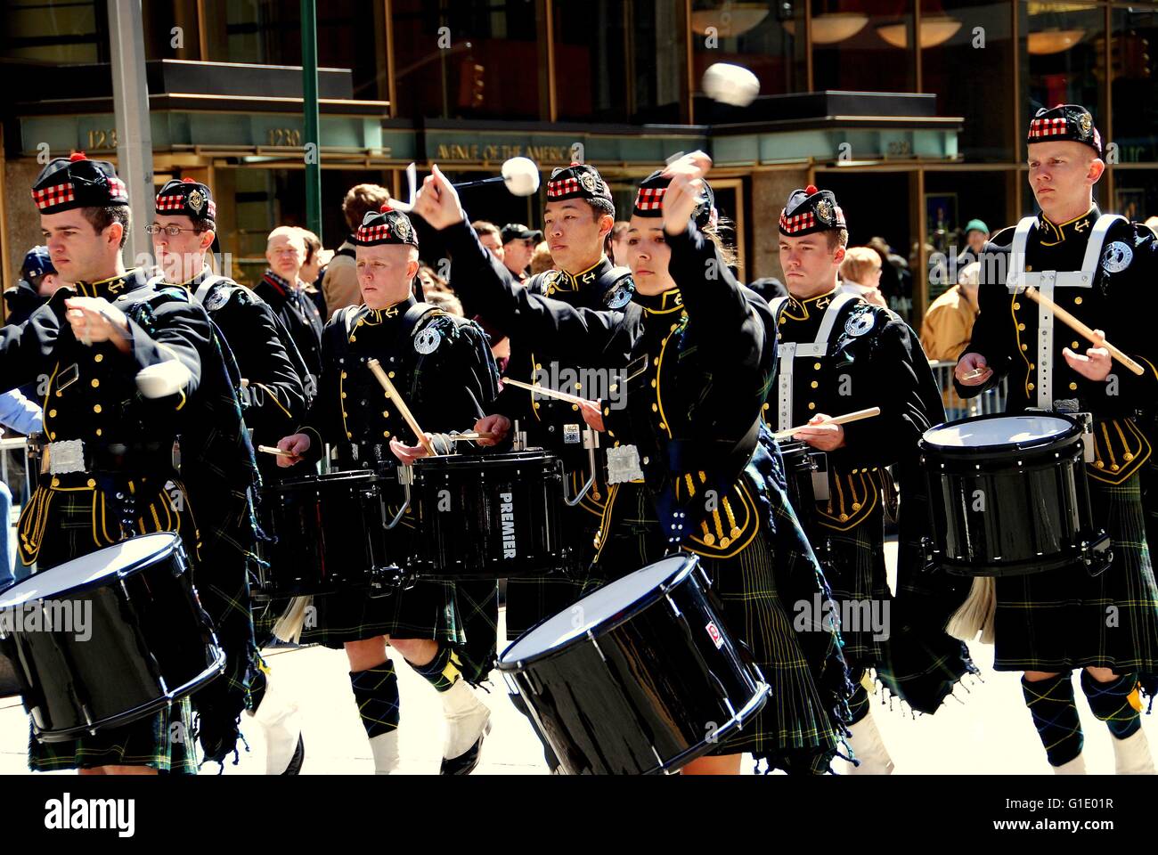 New York City : Marching Drum Corps lors de l'Assemblée Scottish Tartan Day Parade sur la 6ème Avenue Banque D'Images