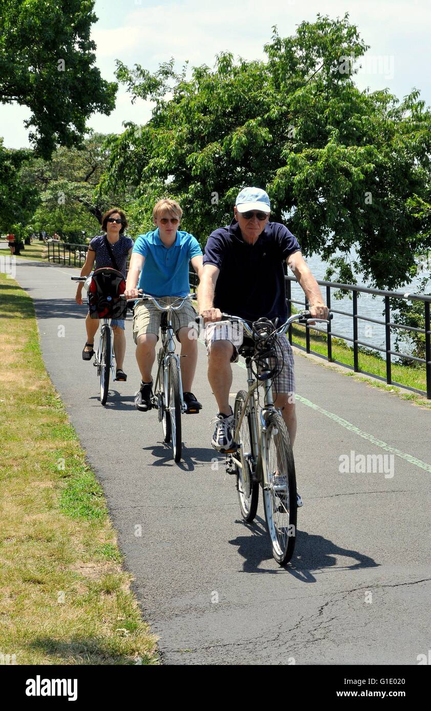 New York City : la famille cycliste le long de la piste cyclable du parc Riverside à côté de la Rivière Hudson Banque D'Images
