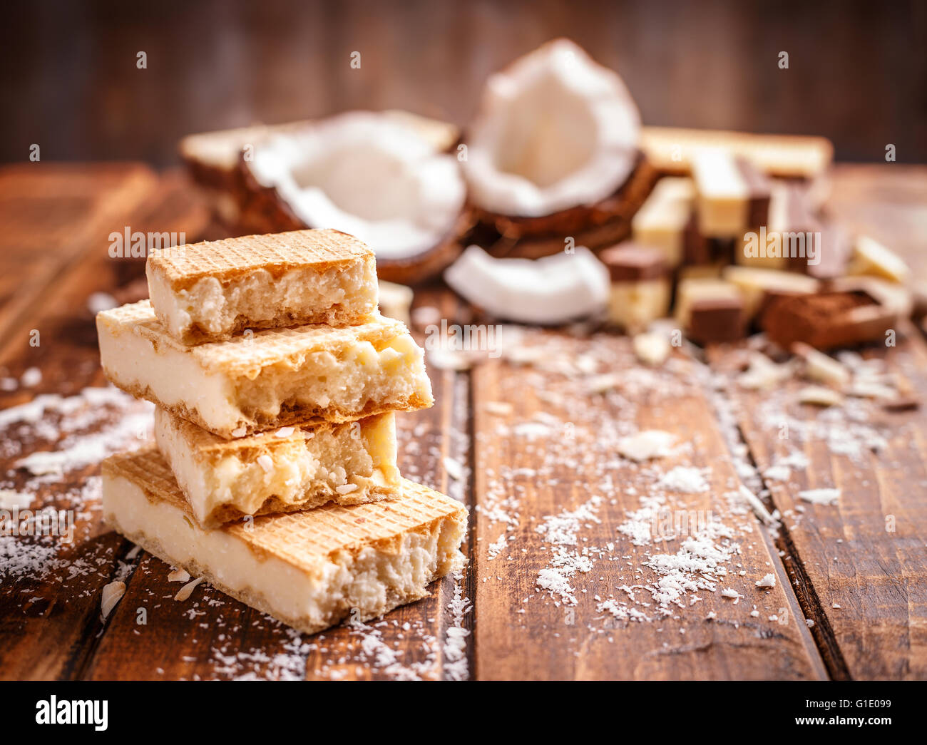 Pile de biscuits sandwich wafer sur table en bois Banque D'Images