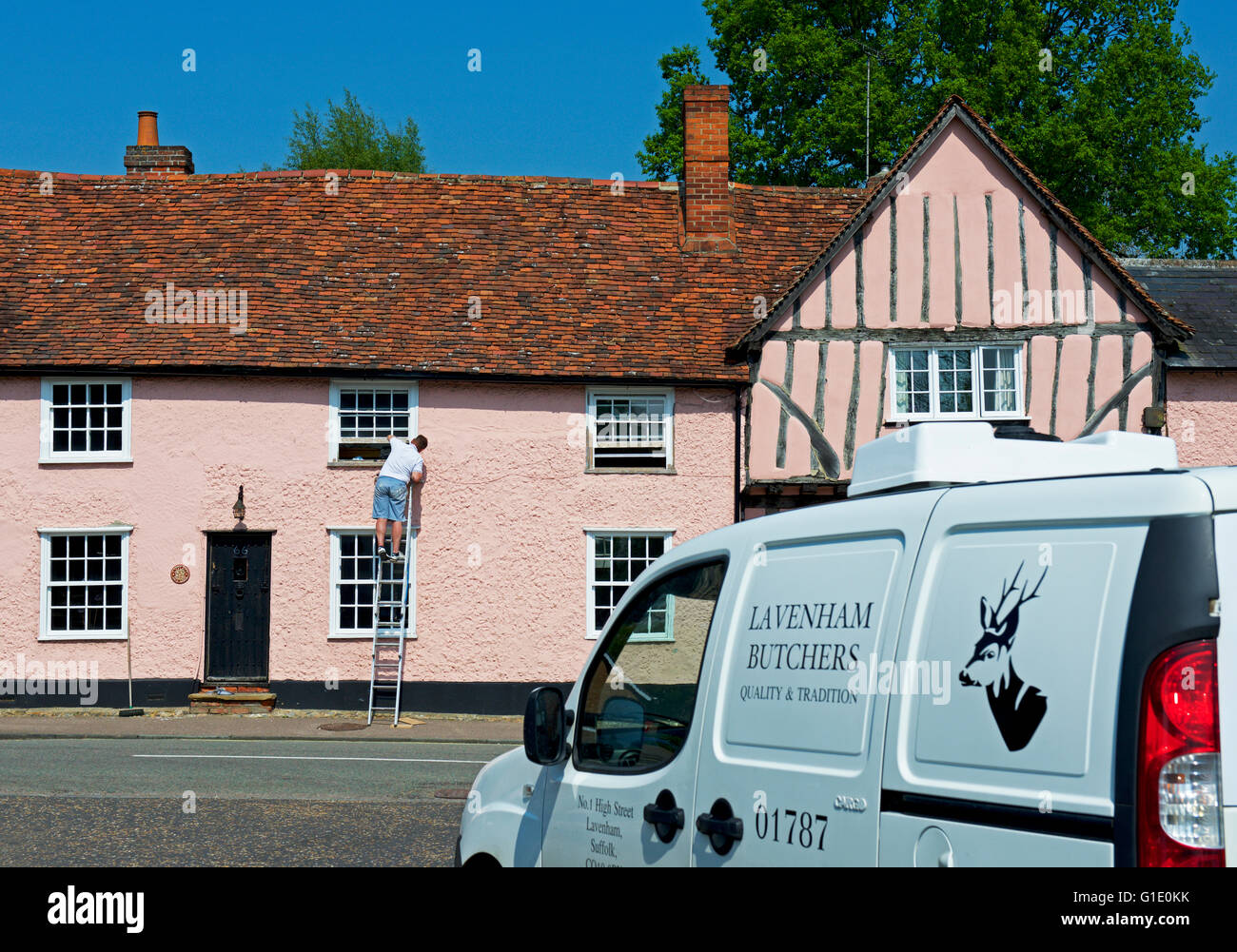 Les bouchers van passant maisons du village de Long Melford, Suffolk, Angleterre, Royaume-Uni Banque D'Images