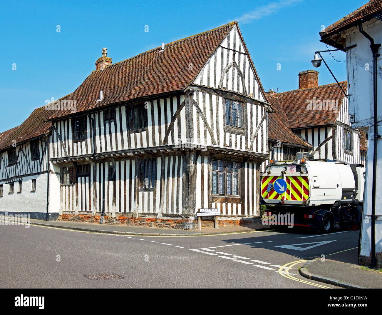 Balayer la rue véhicule dans le village de Long Melford, Suffolk, Angleterre, Royaume-Uni Banque D'Images