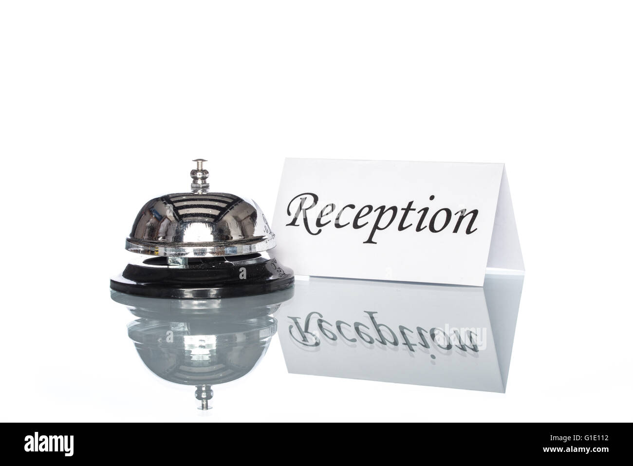 Bell Service sur le bureau de réception avec fond blanc Banque D'Images Bell Service sur le bureau de réception avec fond blanc Banque D'Images