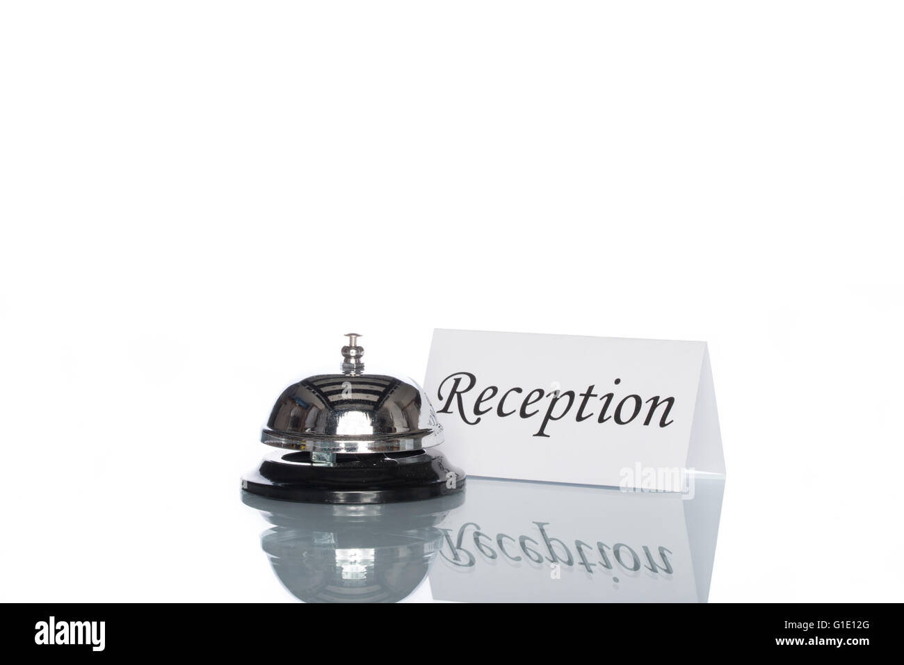 Bell Service sur le bureau de réception avec fond blanc Banque D'Images Bell Service sur le bureau de réception avec fond blanc Banque D'Images