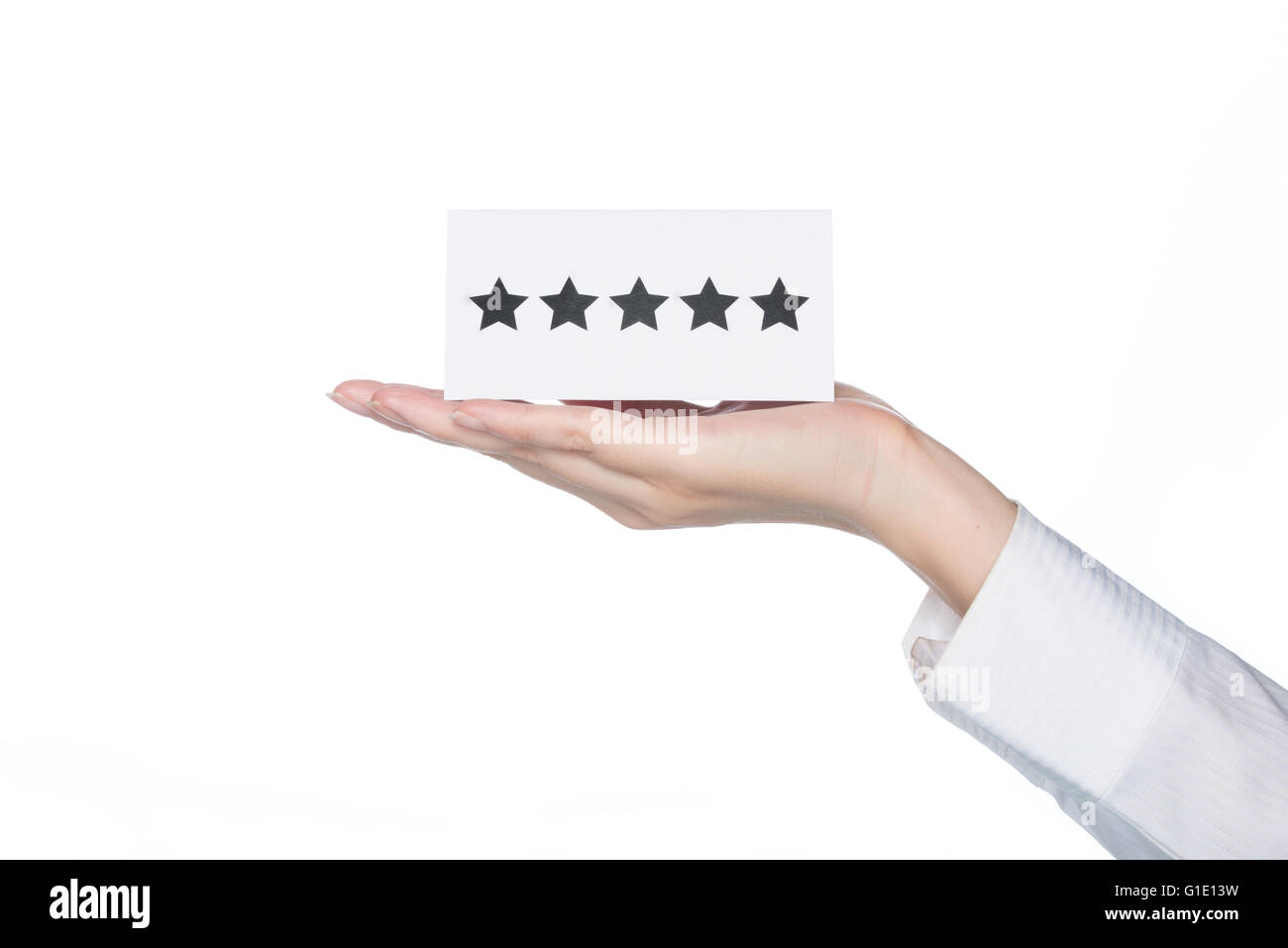 Femme main tenant cinq étoiles carte forme sur fond blanc, de l'excellent service Banque D'Images