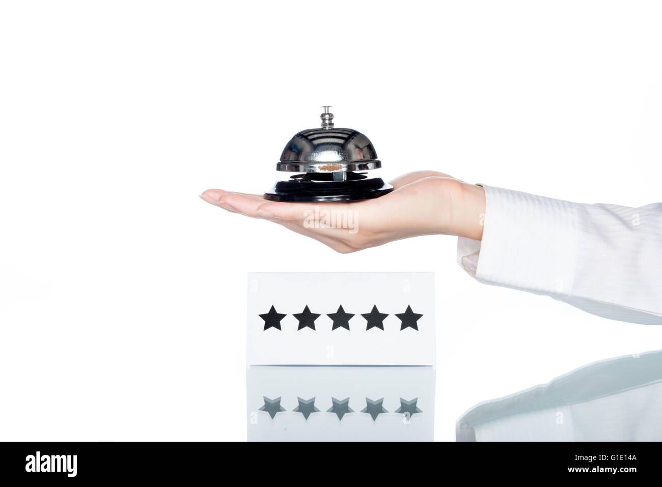 Woman hand holding bell Service cinq étoiles avec carte forme sur fond blanc Banque D'Images