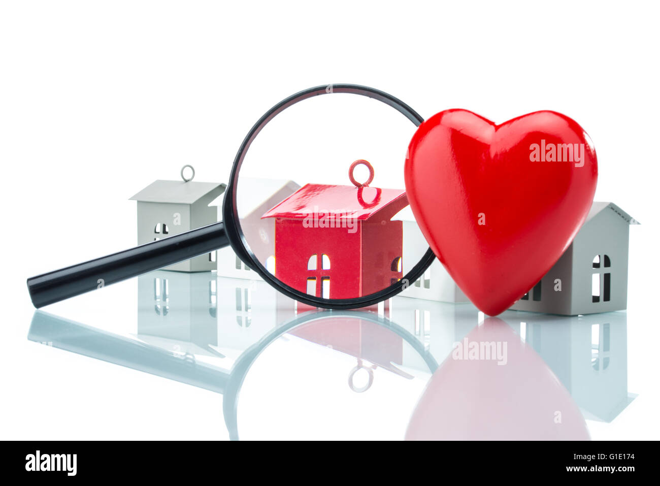 À la famille aimante, modèle maison avec une loupe sur fond blanc Banque D'Images