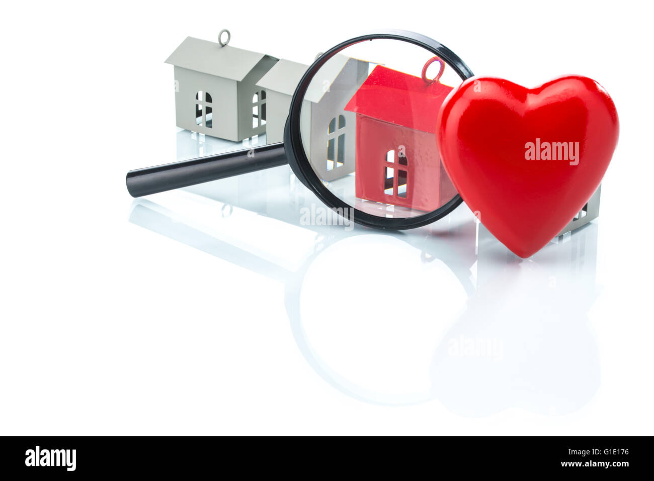 À la famille aimante, modèle maison avec une loupe sur fond blanc Banque D'Images