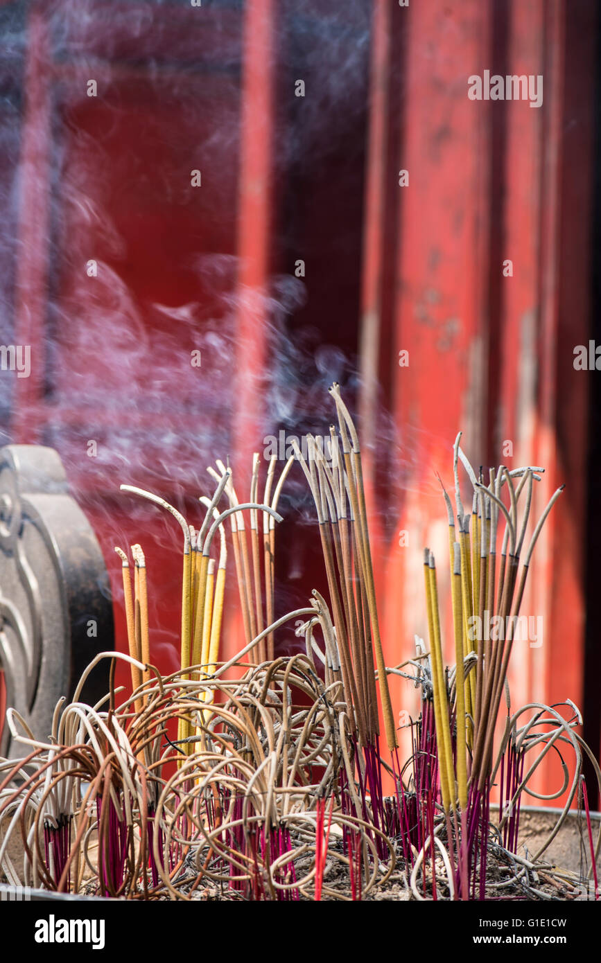 Joss sticks burning, Hanoi Banque D'Images