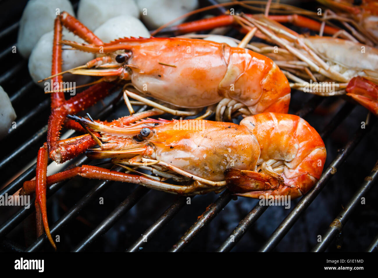 Gambas grillées sur le barbecue de la fête. Banque D'Images