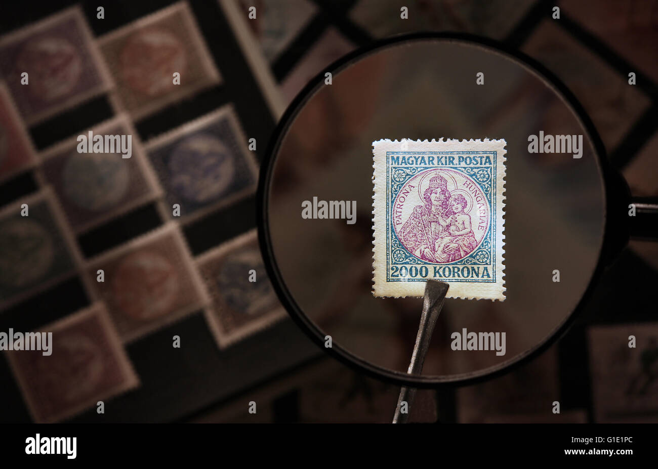 Vieux timbres hongrois série avec loupe et l'album Banque D'Images