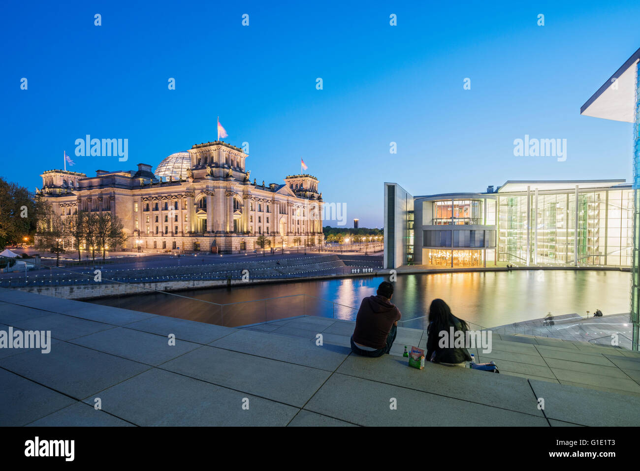 Compte tenu de la soirée et le Parlement Reichstag Paul Haus Lobe dans des bâtiments distincts du gouvernement de Berlin, Allemagne Banque D'Images