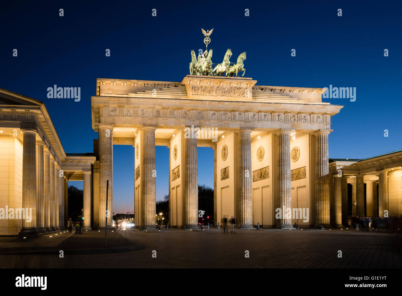 La porte de Brandebourg dans la soirée à Berlin Allemagne Banque D'Images