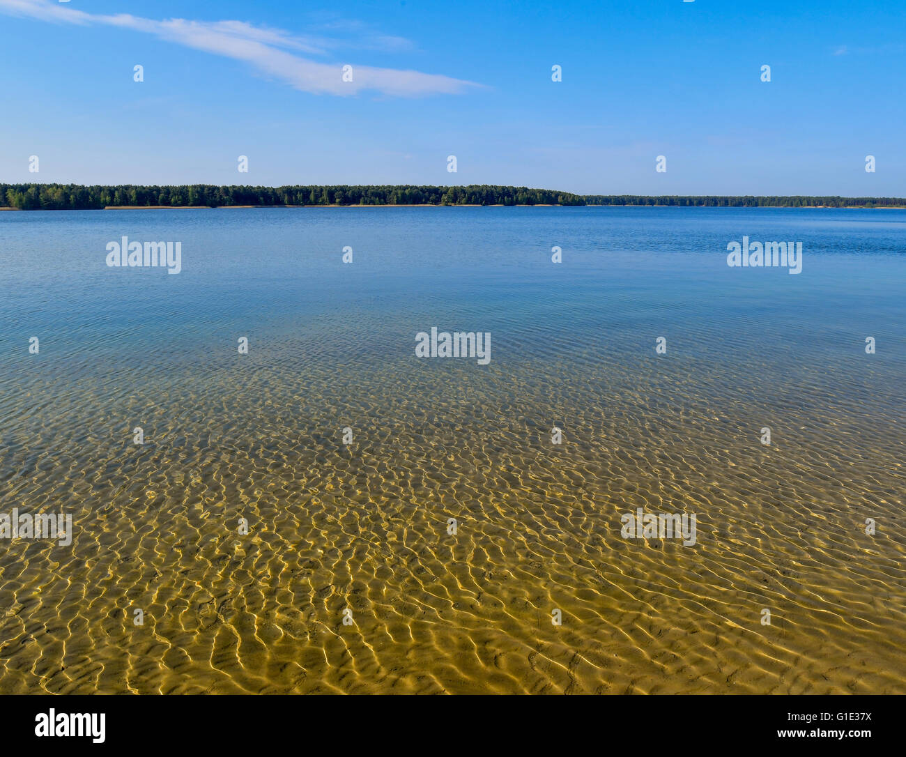 Vue sur Helensee près de Francfort/Oder, Allemagne, 13 mai 2015. La qualité de l'eau de tous les 251 lacs de baignade est excellente selon le ministère de l'consommateurs de Brandebourg. Halenesee, l'un des plus populaires des lacs de Brandebourg a été créé par les mines à ciel ouvert entre 1930 et 1959. Photo : Patrick Pleul/dpa Banque D'Images