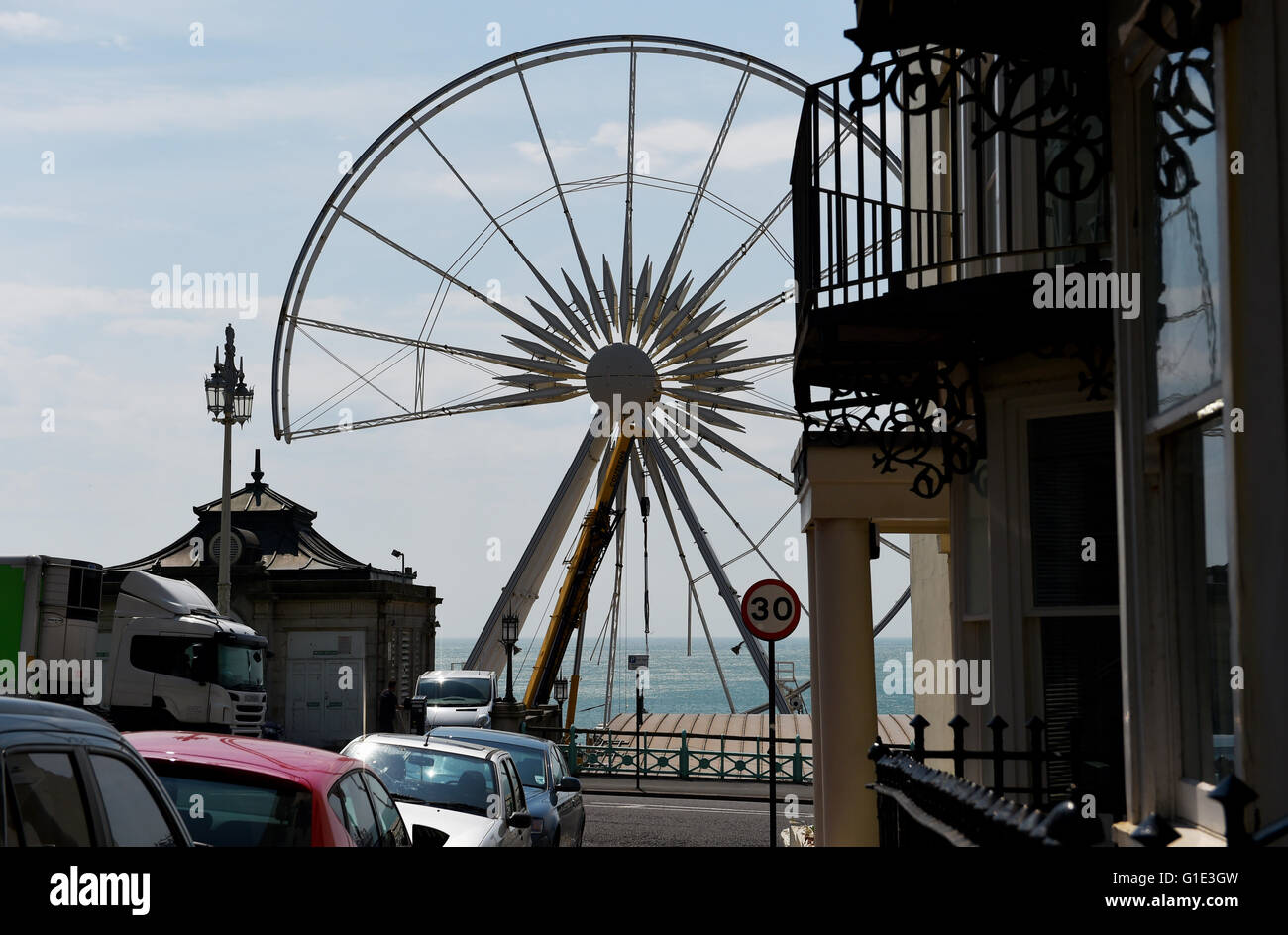 Brighton UK 13 mai 2016 - à l'image d'un Pacman géant mangeant le front de la roue de Brighton qui a été dans la ville depuis 2011 est en cours de démantèlement après son expiration bail Crédit : Simon Dack/Alamy Live News Banque D'Images