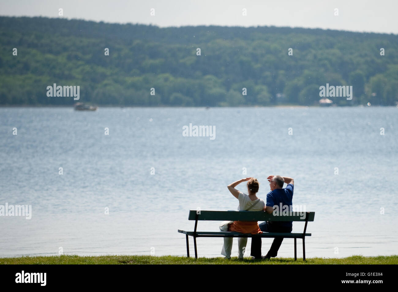 Petzow, Allemagne. 13 mai, 2016. Deux personnes sont assises sur un banc à la zone de baignade du lac Schwielowsee de Petzow, Allemagne, 13 mai 2016. La qualité de l'eau de tous les 251 lacs de baignade est excellente selon le ministère de l'consommateurs de Brandebourg. Photo : Klaus-Dietmar Gabbert/dpa/Alamy Live News Banque D'Images