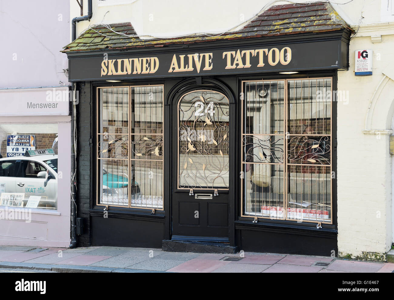Brighton, Royaume-Uni. . Skinned Alive Tattoo à Brighton où les clients se sont vu offrir un tatouage 13 pour célébrer le seul vendredi 13th de l'année avec tous les revenus allant à cancer Research UK et Mind Credit: Simon Dack/Alay Live News Banque D'Images