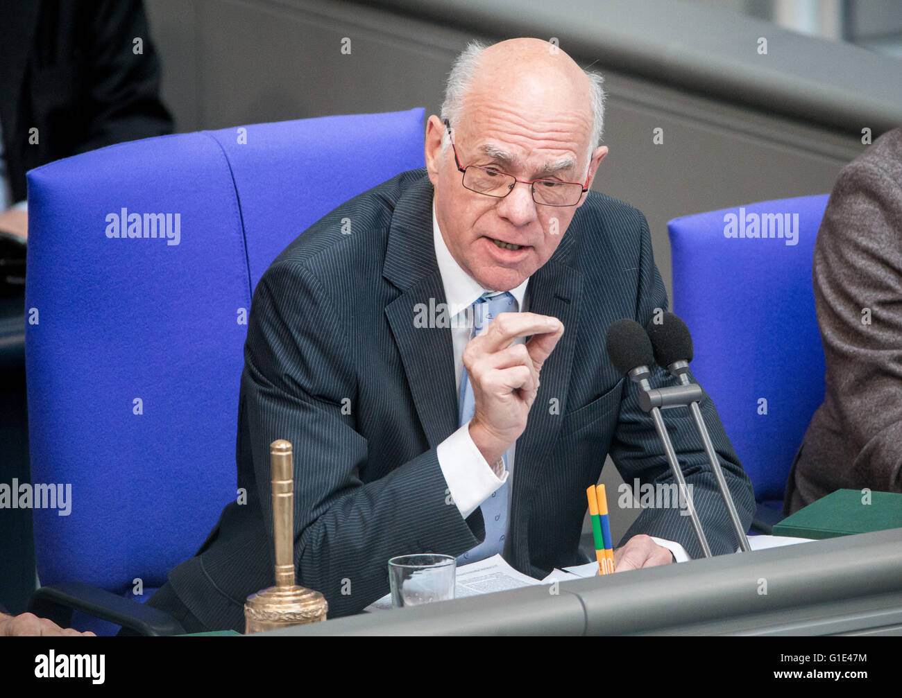 Le Président du Parlement allemand (Bundestag) Norbert Lammert (CDU) prend la parole lors d'une séance du Bundestag à Berlin, Allemagne, 13 mai 2016. Les parlementaires vont se prononcer sur la désignation du Maroc, la Tunisie et l'Algérie comme un pays d'origine sûr. Photo : Michael Kappeler/dpa Banque D'Images