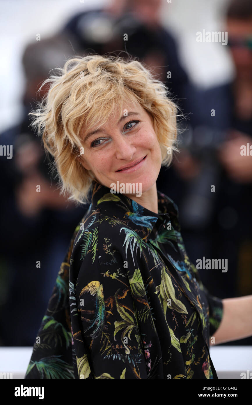 Cannes, France. 13 mai, 2016. Acteur Valeria Bruni Tedeschi pose lors d'un photocall pour le film "Loute" (Slack Bay) au cours de la 69e édition du Festival de Cannes à Cannes, France, le 13 mai 2016. Credit : Jin Yu/Xinhua/Alamy Live News Banque D'Images