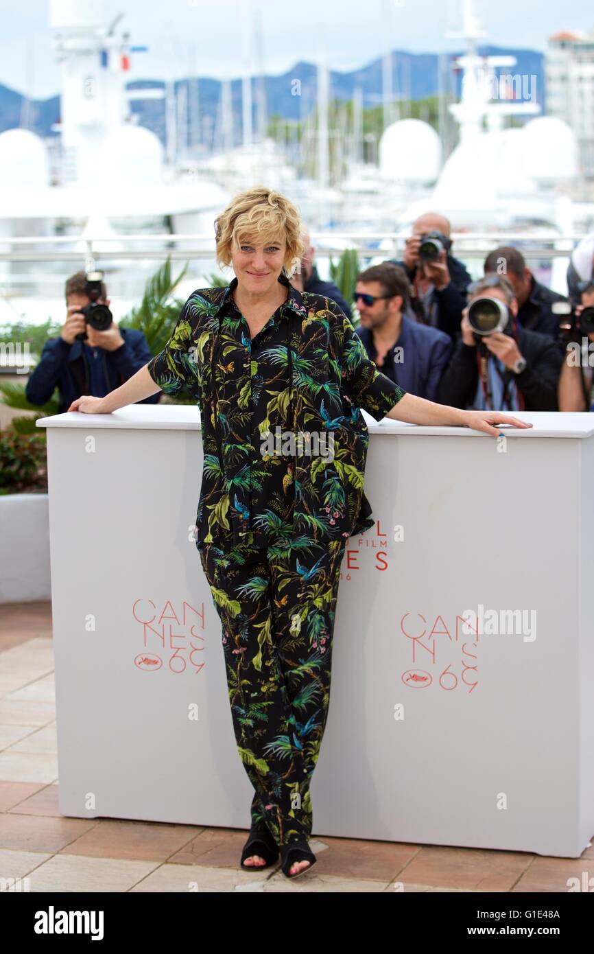 Cannes, France. 13 mai, 2016. Acteur Valeria Bruni Tedeschi pose lors d'un photocall pour le film "Loute" (Slack Bay) au cours de la 69e édition du Festival de Cannes à Cannes, France, le 13 mai 2016. Credit : Jin Yu/Xinhua/Alamy Live News Banque D'Images