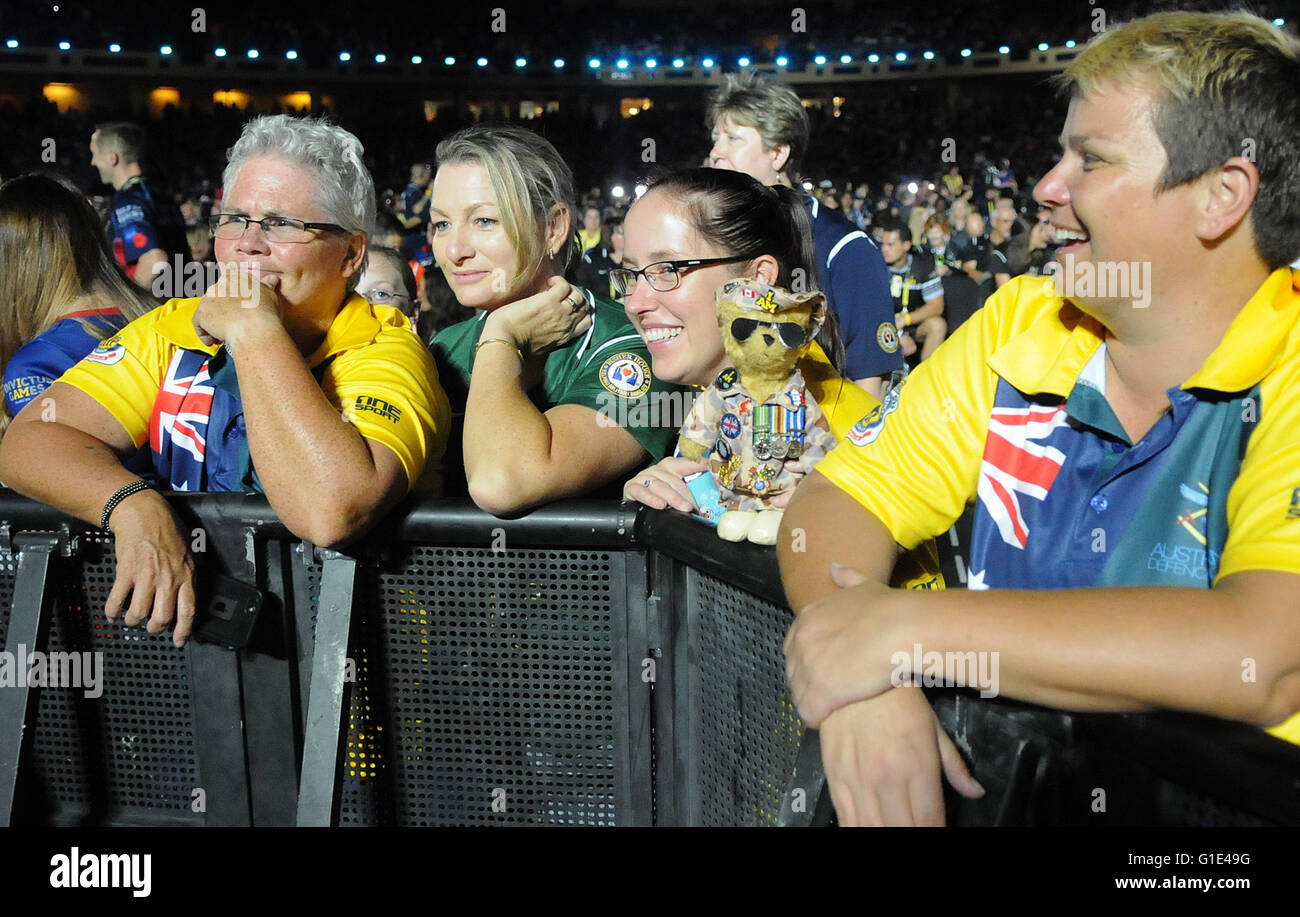 Orlando, Floride, USA. 12 mai, 2016. Les gens se rassemblent près de la scène pour regarder un spectacle de Pierre Lapointe lors de la cérémonie de clôture des Jeux de 2016 à l'Invictus ESPN Wide World of Sports à Orlando, Floride le 12 mai 2016. Crédit : Paul Hennessy/Alamy Live News Banque D'Images