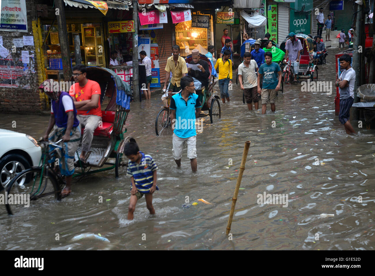 Dhaka, Bangladesh. 13 mai, 2016. Essayez de conduire des véhicules et les citoyens sont inondés de marcher dans les rues de Dhaka au Bangladesh. Le 1 septembre, 2015 averse de mousson ont causé des inondations dans la plupart des domaines de la ville de Dhaka, Bangladesh. Les routes étaient submergées ce qui rend les déplacements lents et dangereux. Mamunur Rashid/crédit : Alamy Live News Banque D'Images