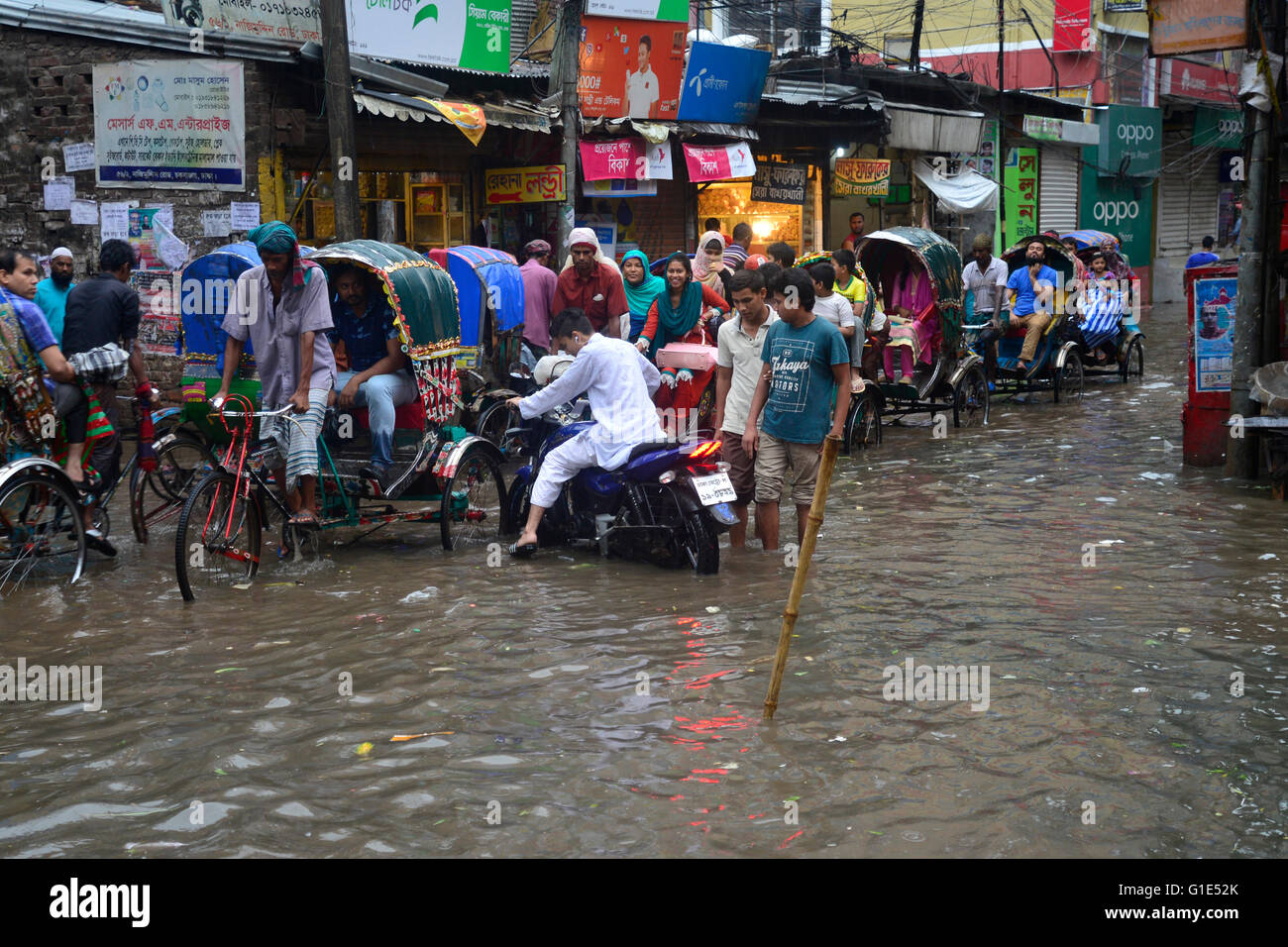 Dhaka, Bangladesh. 13 mai, 2016. Essayez de conduire des véhicules et les citoyens sont inondés de marcher dans les rues de Dhaka au Bangladesh. Le 1 septembre, 2015 averse de mousson ont causé des inondations dans la plupart des domaines de la ville de Dhaka, Bangladesh. Les routes étaient submergées ce qui rend les déplacements lents et dangereux. Mamunur Rashid/crédit : Alamy Live News Banque D'Images